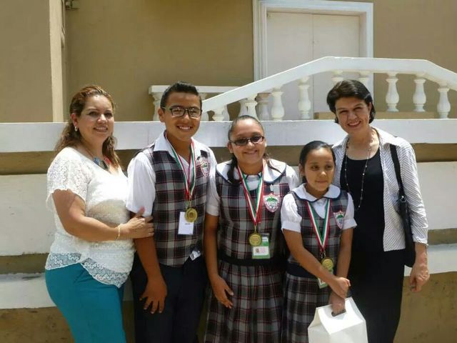Con el apoyo incondicional de su maestra de 6o.A la Profra. Yolanda Díaz y la Directora del Plantel, la Profra. Juanita Mendoza Magallanes.